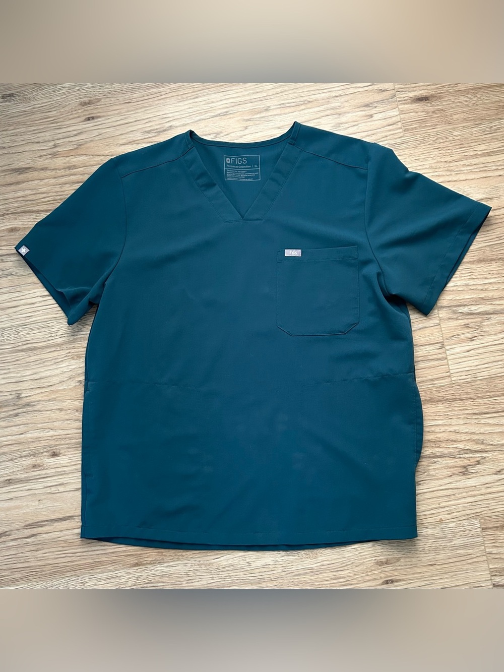 Figs Men’s Chisec Three Pocket V-Neck Scrub Top in Caribbean Blue size XL